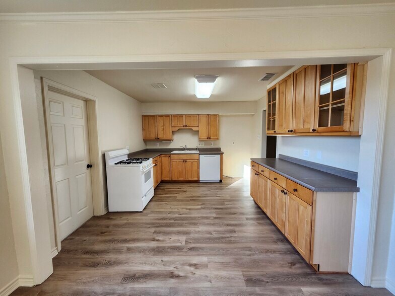 Kitchen - 1602 Ravenwood Dr