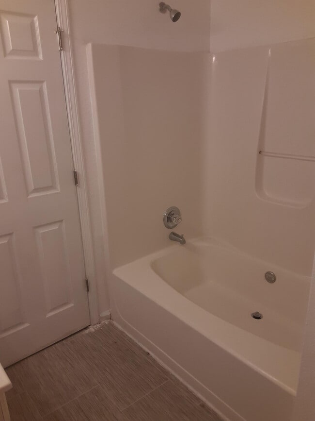 Building Photo - 196 Brookview Dr