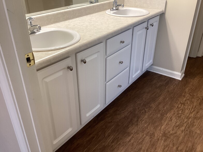 Building Photo - 515 Dresler Rd