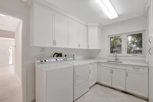 Building Photo - 540 SW 15th St