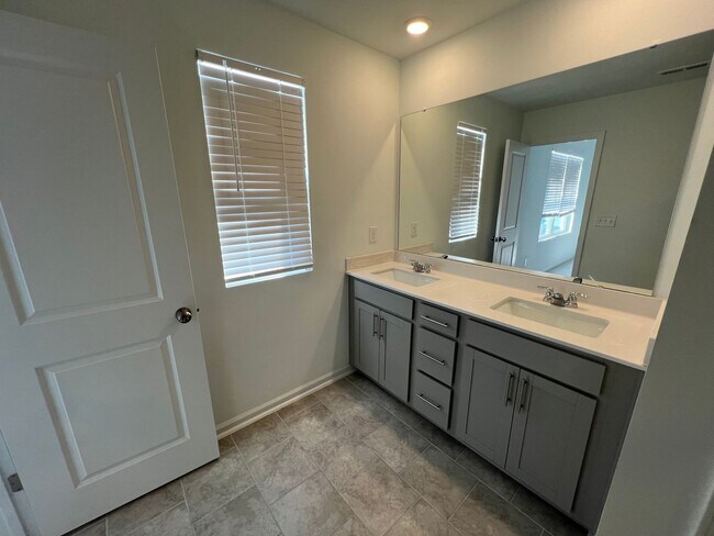 Building Photo - 815 Basswood Gln Trl