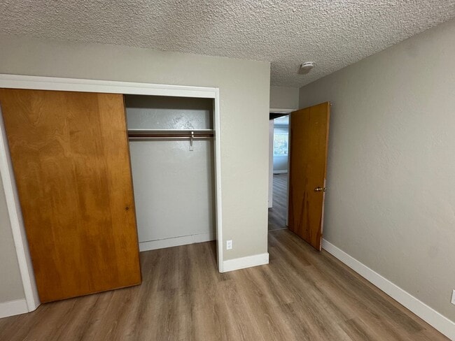 Building Photo - 970 N Villa Ave