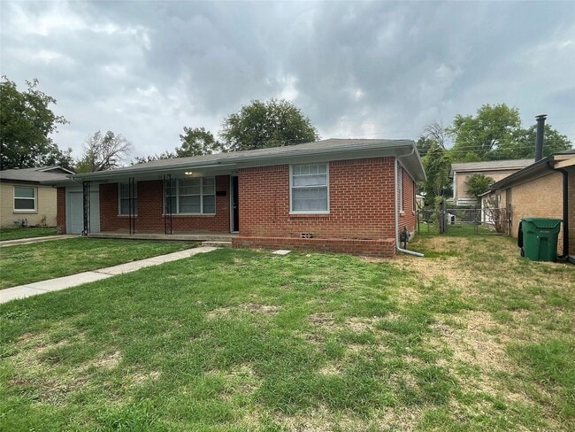 Building Photo - 3 BR/2.5BA | Renovated Single Family Home | 1-Car Garage Parking | Fenced backyard