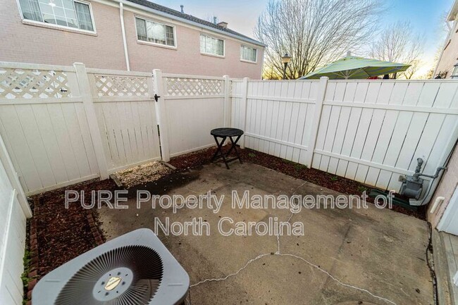 Building Photo - 1230 Green Oaks Ln