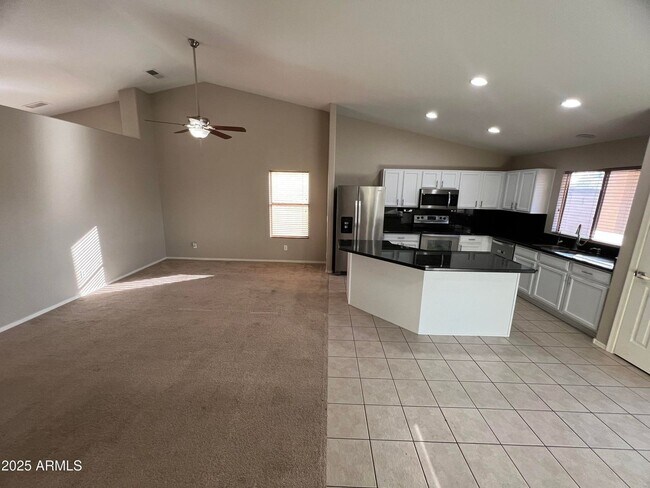 Building Photo - 13709 W Cottonwood St