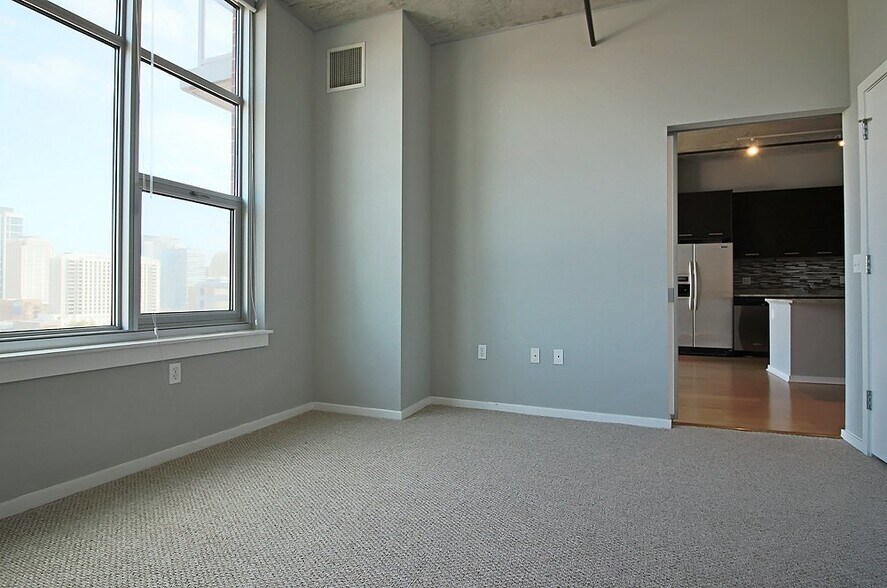 Building Photo - 156 W Roosevelt Rd