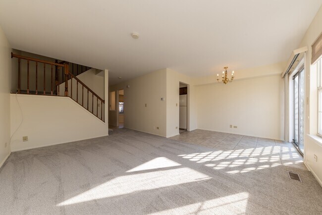 Building Photo - 260 E Fabish Dr