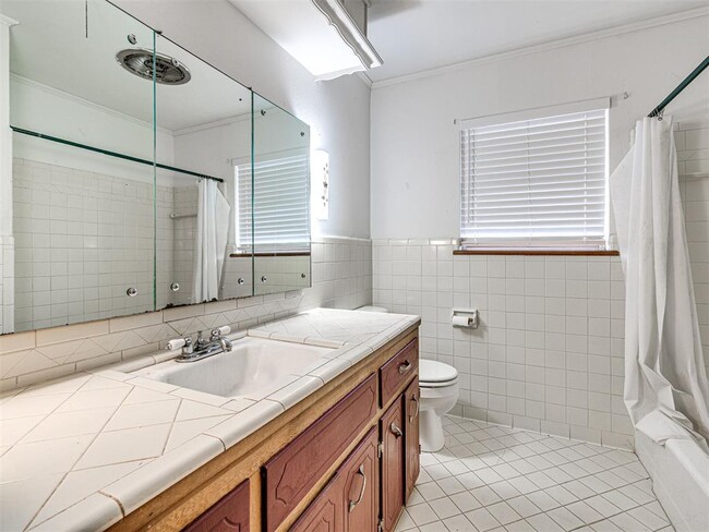 Building Photo - 1212 Lynnwood Dr