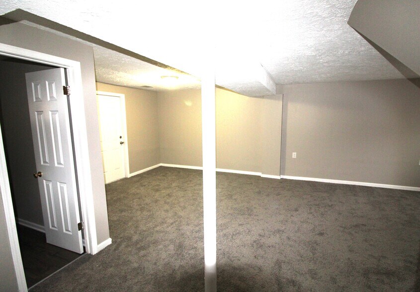 Building Photo - 5071 Albany Dr