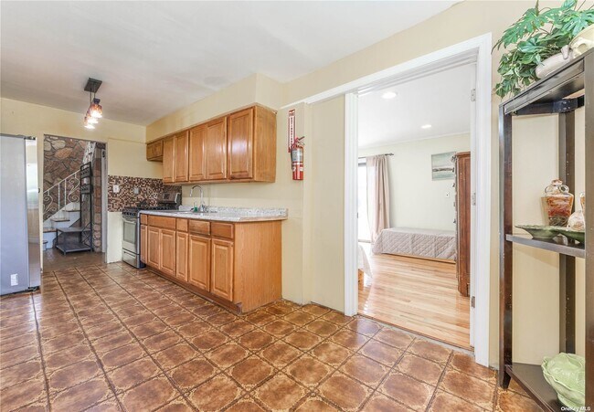 Building Photo - 747 Iris Pl