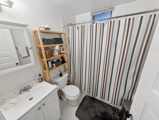 Building Photo - Large 2 BR/ 1 BA in Fantastic Wicker Park Location