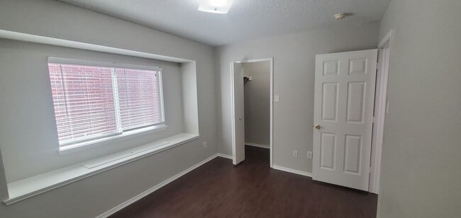 Building Photo - 132 Brookshore Dr