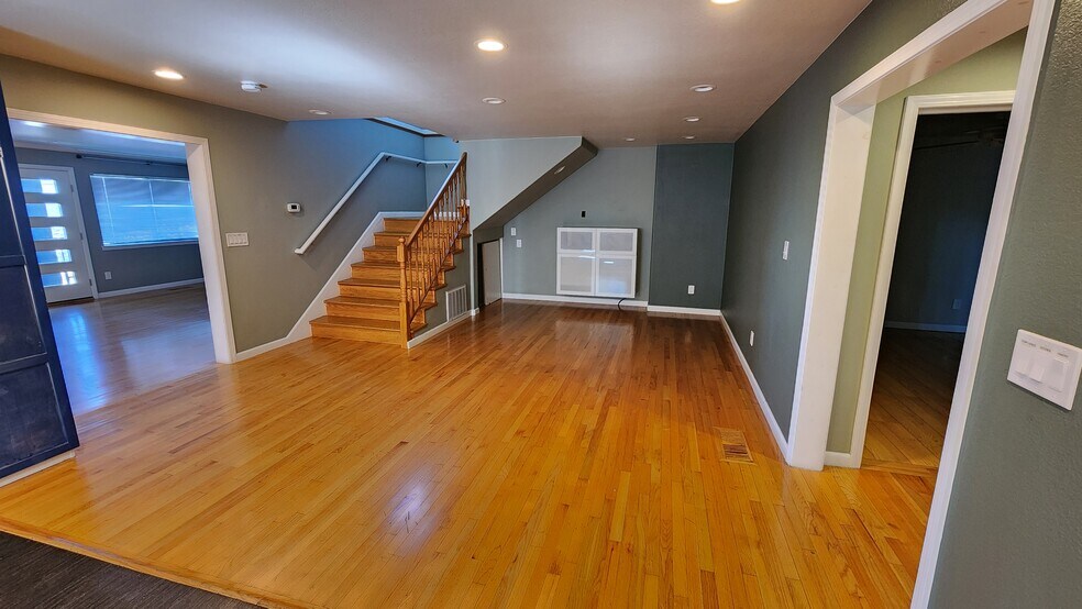 Building Photo - 6558 Simson St