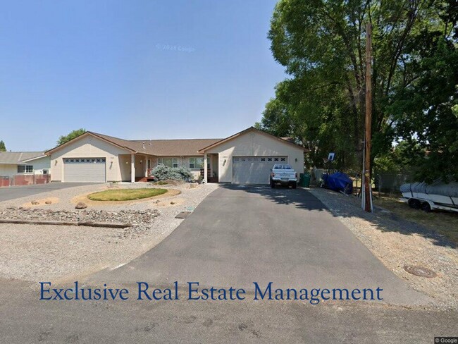 Building Photo - 2 Bedroom Duplex with Garage