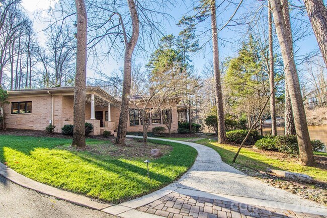 Building Photo - 3911 Lakeside Dr