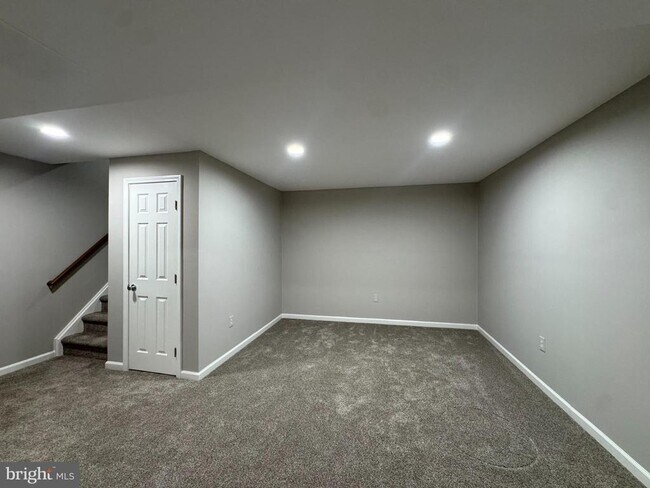 Building Photo - 15 Linden Hill Way SW