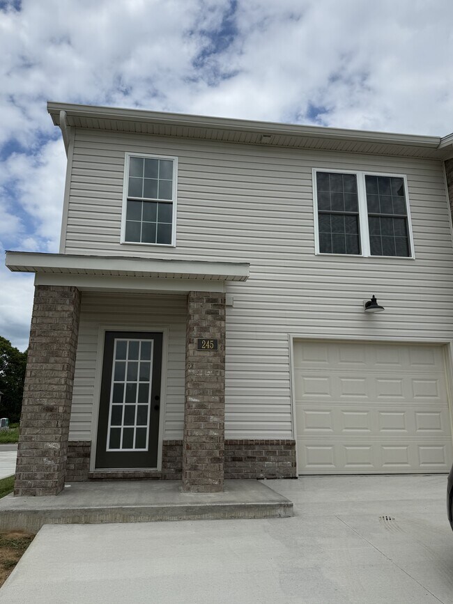 Building Photo - 245 Pinehurst Dr
