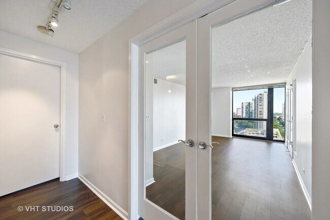 Building Photo - 1122 N Clark St