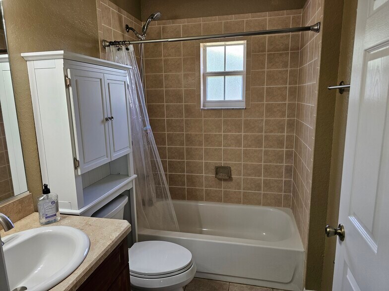 Building Photo - 1246 NE 13th Ave