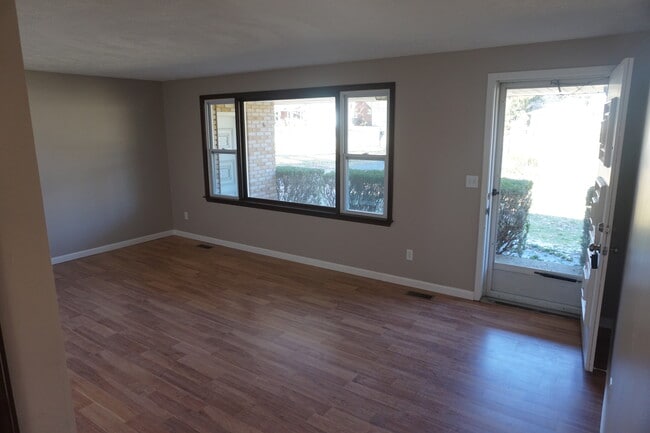 Building Photo - 641 Orchard Dr W