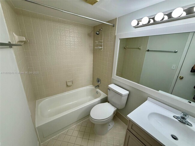 Building Photo - 3864 Carambola Cir N
