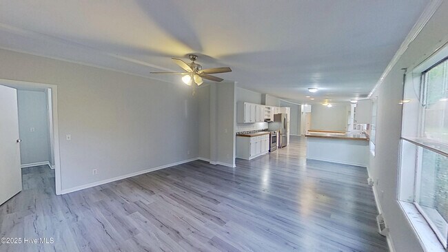 Building Photo - 20 Deer Ridge Dr W