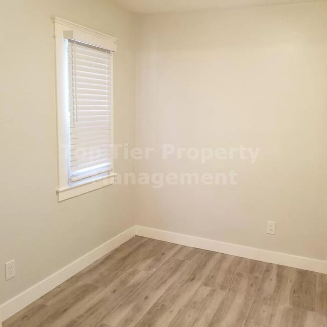 Building Photo - ***Remodeled, Charming 2 bed / 2 bath Bung...