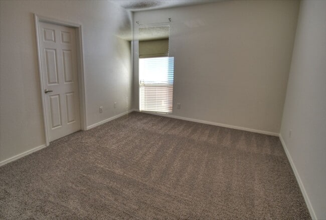 Building Photo - North Valley Town Home READY NOW!