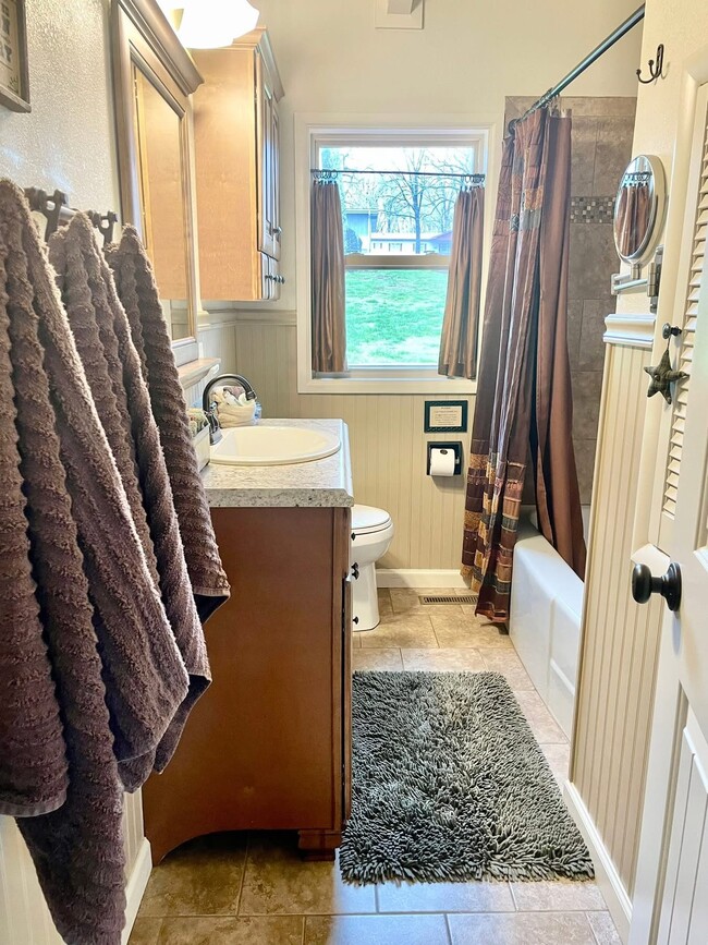 Building Photo - 1114 W 17th St