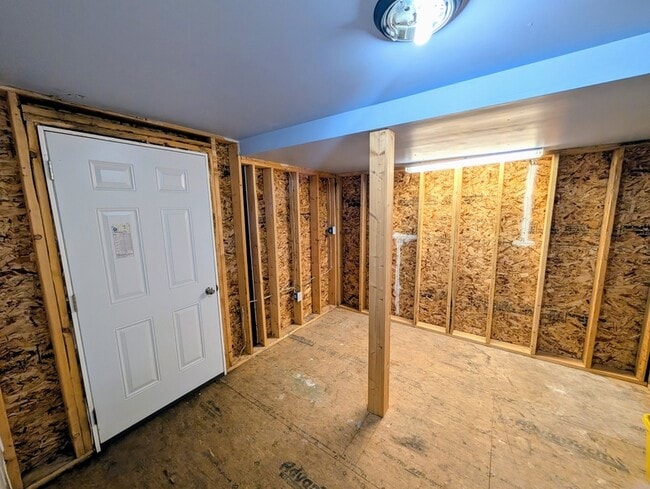 Building Photo - 707 10th Ave
