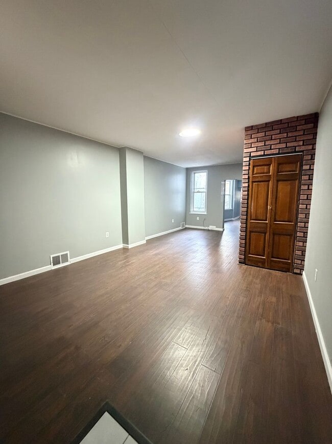 Building Photo - Beautifully remodeled 5/6 bedroom townhouse