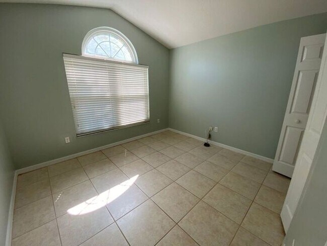 Building Photo - 4 Bedroom 2 Bath home in Winter Springs for RENT!