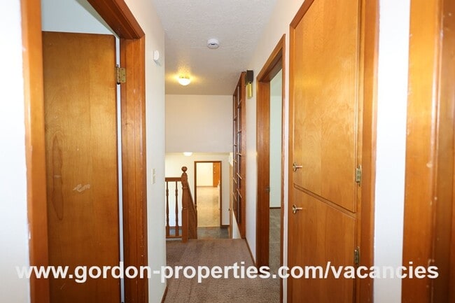 Building Photo - SE Molt St - Milwaukie mid-century split l...