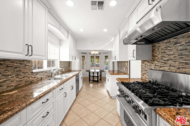 Building Photo - 208 S Rodeo Dr