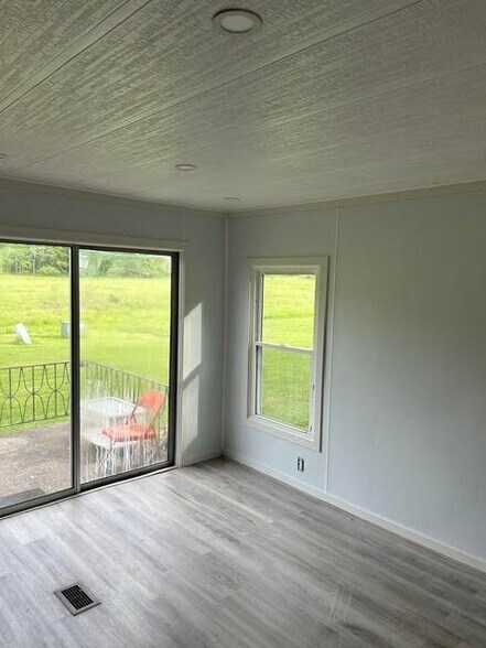 Building Photo - 18 Oak Dr