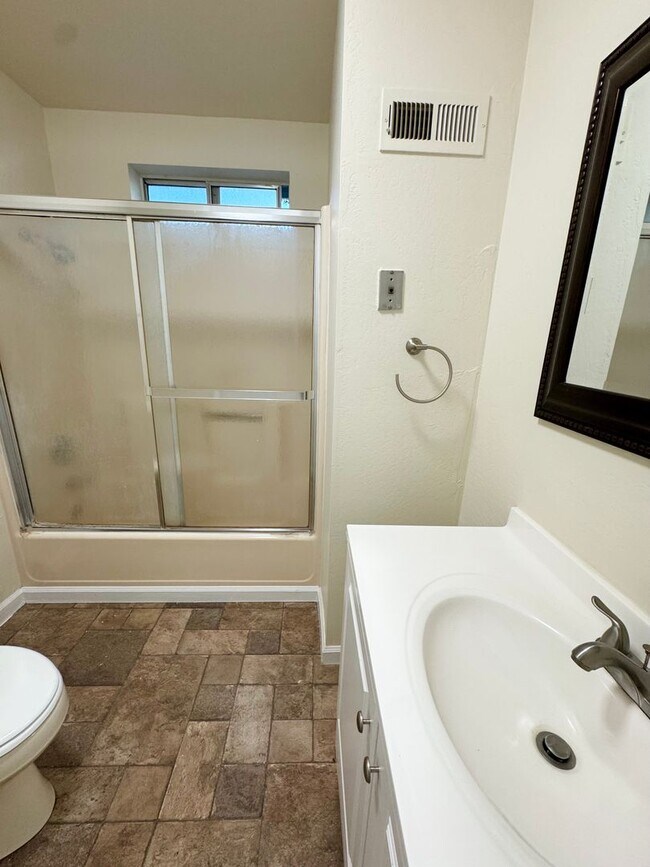 Building Photo - Spacious Country Home w/ HUGE SHOP!