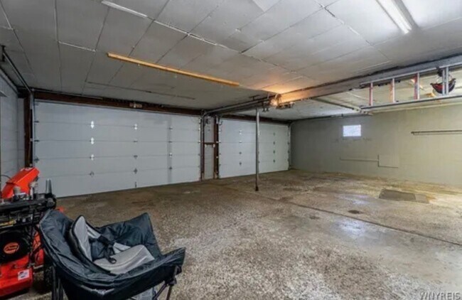 Building Photo - 858 Wehrle Dr