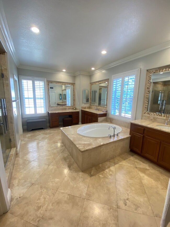 Building Photo - Luxurious 4 Bedroom Fullerton House For Re...