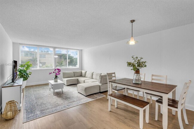 Building Photo - 9125 SW 77th Ave