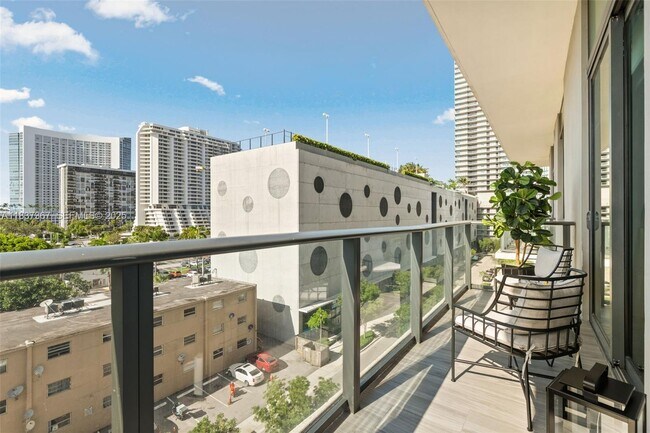 Building Photo - 501 NE 31st St