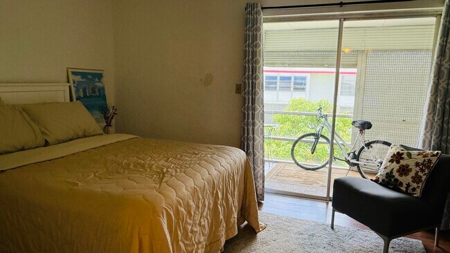 Building Photo - 2102 Lake Osborne Dr