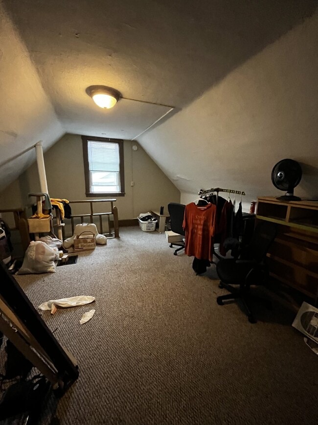 Building Photo - 3 Bed 1 Bath close to UWEC! Available July...