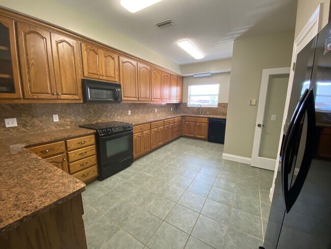 Building Photo - Spacious 3Bed/2Ba Brick Home in Established Neighborhood w/Easy Access to Everything! *SPECIAL: 1...