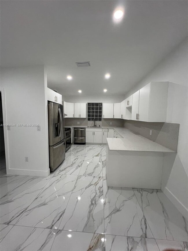 Building Photo - 424 Lavilla Dr