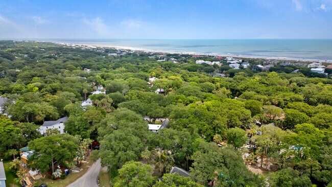 Building Photo - Available 6/15. Stunning, Fully-Rennovated...