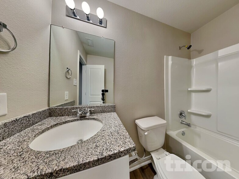 Building Photo - 15649 Del Norte Dr