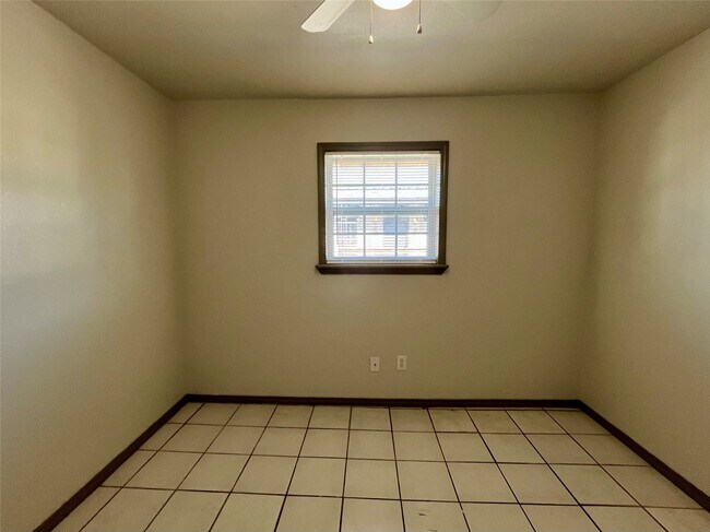 Building Photo - 1042 W Village Ct