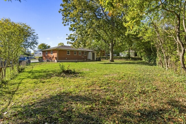 Building Photo - 2461 Mirahill Dr