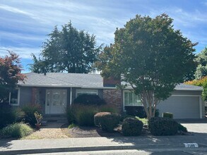 Building Photo - Welcome to this charming 2 bedroom, 2 bath home