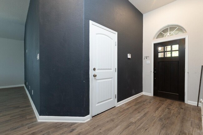 Building Photo - 7703 Kings Spring